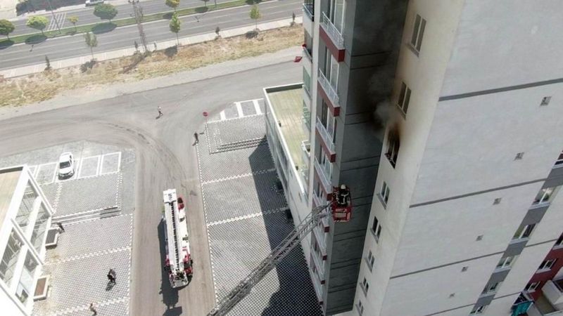 Kayseri'de bir şahıs, yaktığı evini oturarak seyretti