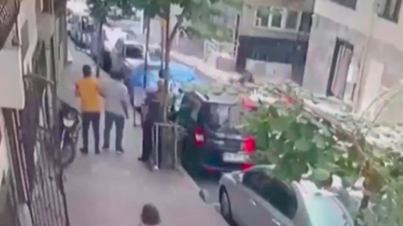 Bağcılar'da halı elektrik kablolarının üzerine düştü: 5 kişi ölümden döndü