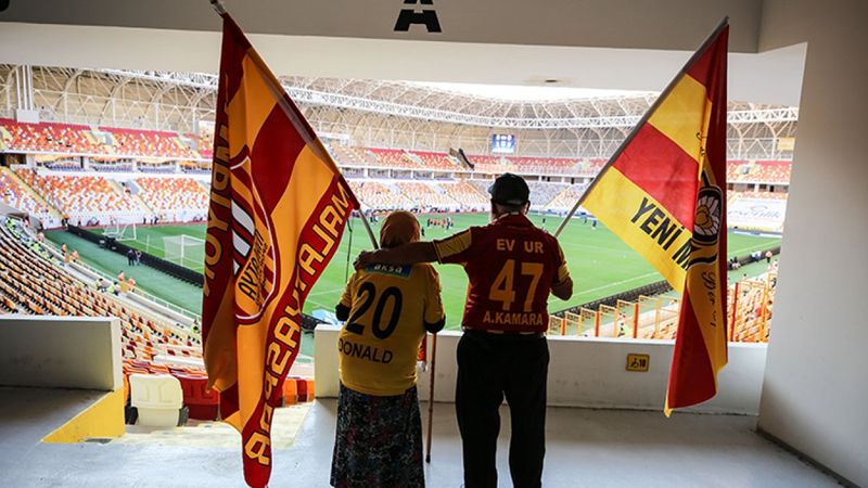 Yeni Malatyaspor'un Maço Baba'sı ve Fatma Ninesi yeniden tribünlerde