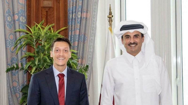 Mesut Özil, Katar Emiri Şeyh Temim ile birlikte