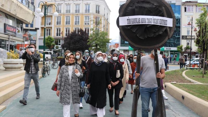 Tanju Özcan'a kadınlardan siyah çelenkli protesto