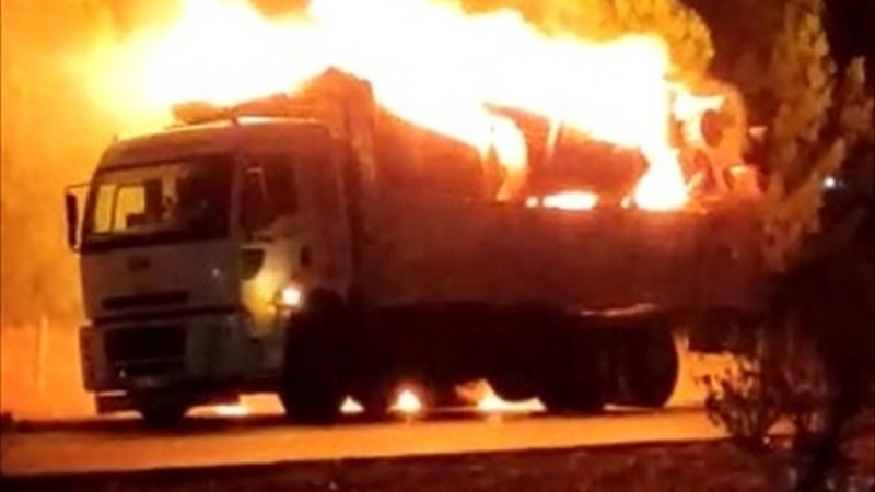 Denizli'de tomruk yüklü kamyon alev alev yandı