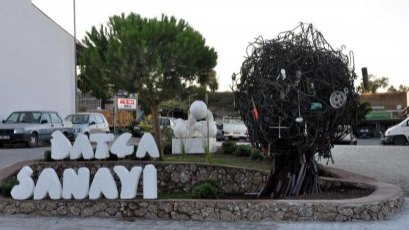 CHP'li Datça Belediyesi'nin Sanayi Ağacı heykelinin açılışı, kimse gelmeyince ertelendi