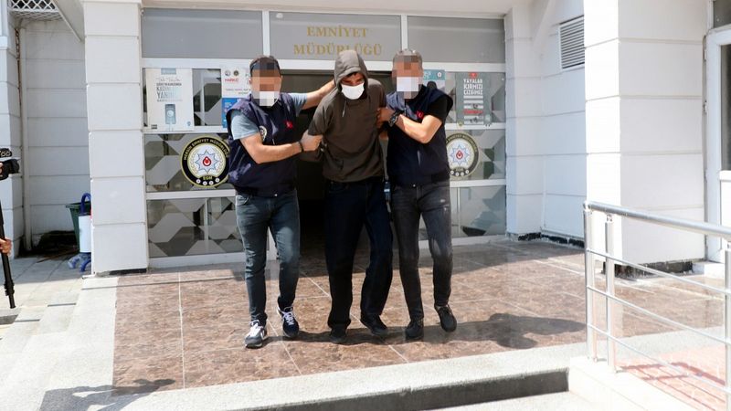Mersin'de100 bin doları gaspetmek isterken suçüstü yakalandı