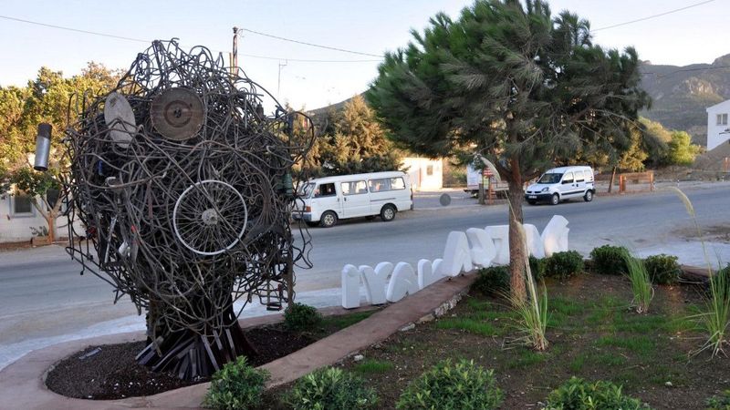 Datça’da sanayi girişine konulan heykel esnafı şaşırttı