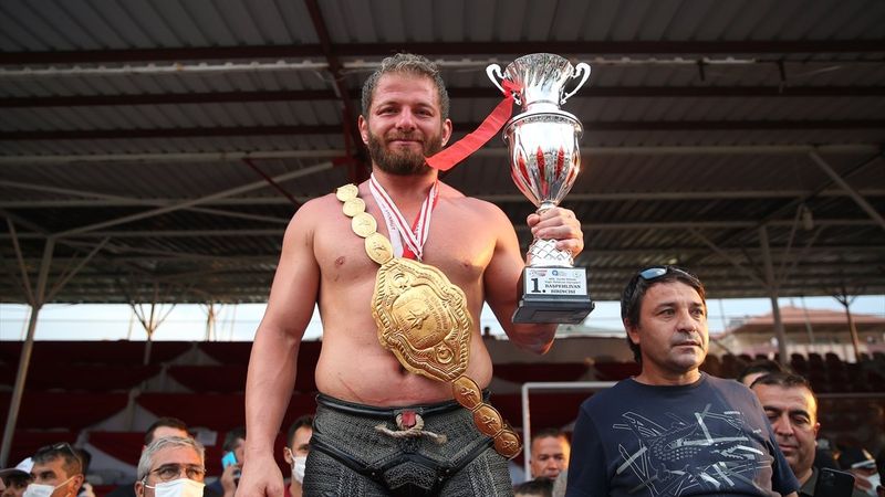 İsmail Balaban, Elmalı Yağlı Güreşleri'nde ilk kez başpehlivan oldu