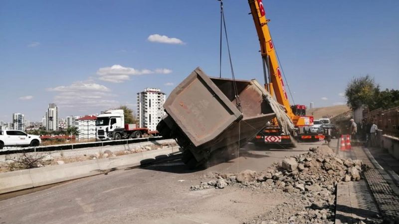 Ankara'da kontrolden çıkan hafriyat kamyonu devrildi