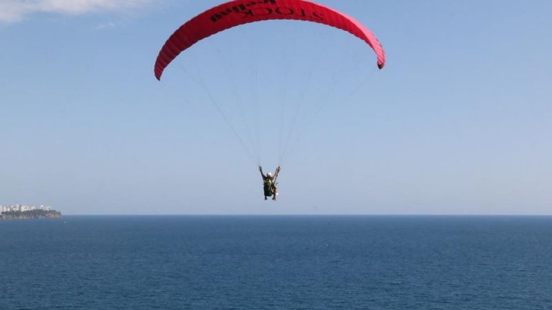 Antalya’da yasağa rağmen yamaç paraşütü yaptılar