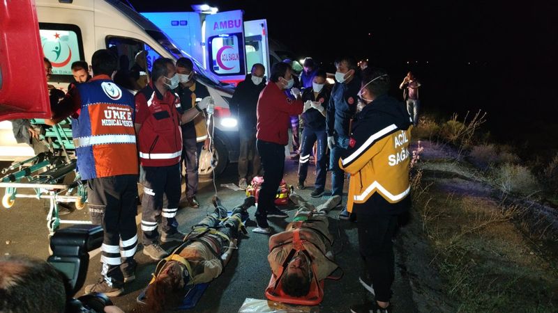 Van'da kaçak göçmenlerin olduğu minibüs devrildi:1 ölü 15 yaralı