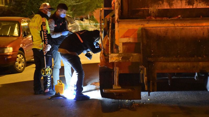 Sivas'ta yolun karşısına geçmeye çalışan kadın çöp kamyonunun altında kaldı