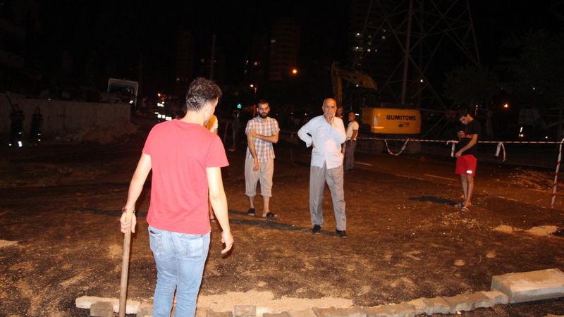 Adana'da su borusunun patlamasıyla yol çöktü