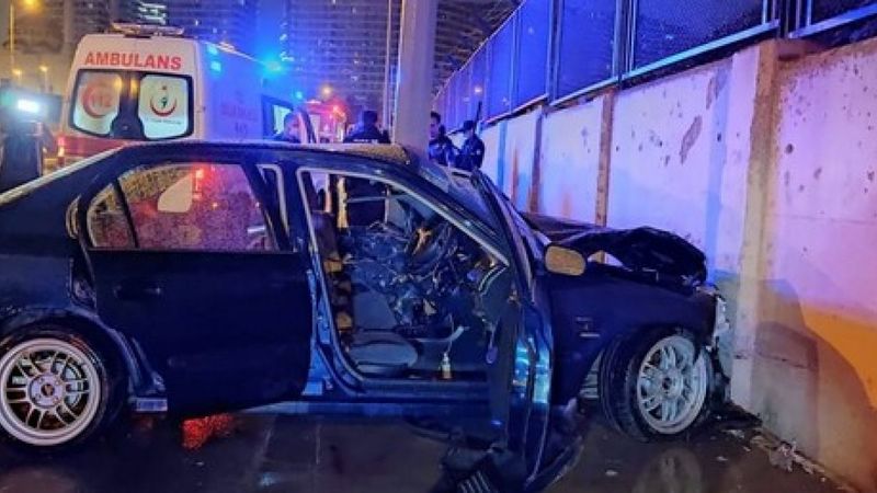 Esenler’de otomobil, istinat duvarı ile elektrik direğine çarptı: 1’i ağır 3 yaralı