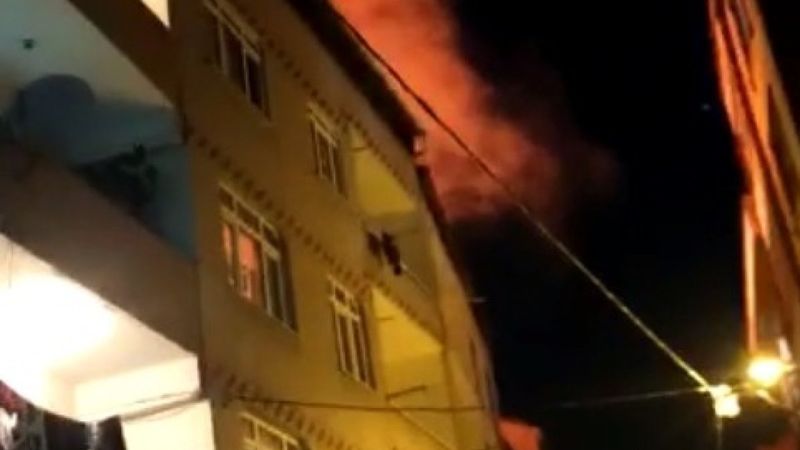 İstanbul'da tinerciler binanın çatısını yaktı