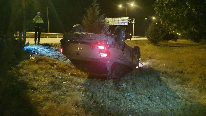 Bursa'da kontrolden çıkan araç takla attı