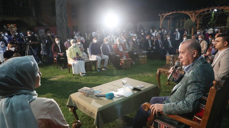 Cumhurbaşkanı Erdoğan şiir gecesinde gençlerle buluştu