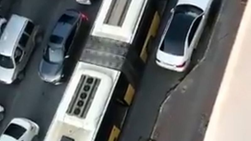 İstanbul Sultangazi'de bozulan İETT trafiği kilitledi