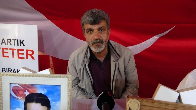 Evlat nöbetindeki baba: Çocuklar gelmek istiyorlar kaçamıyorlar