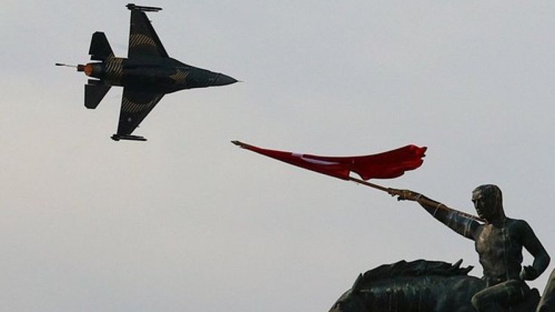 SOLOTÜRK ekibinden İzmir'de büyüleyen gösteri uçuşu