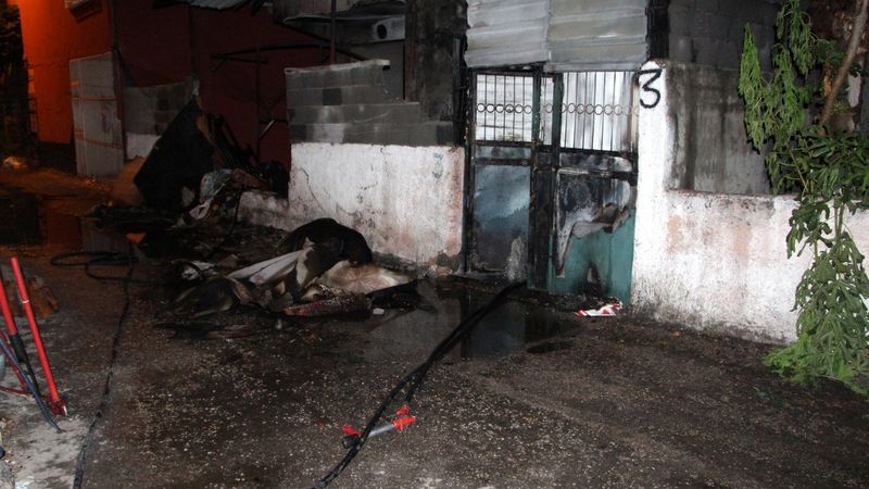 Adana'da iki kişi benzin döktükleri evi ateşe verdiler