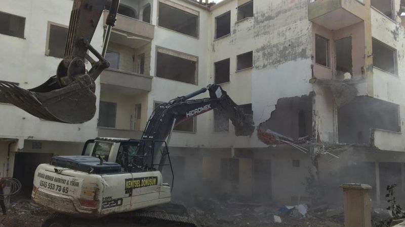 Büyükçekmece'de hasarlı binaların yıkımı devam ediyor