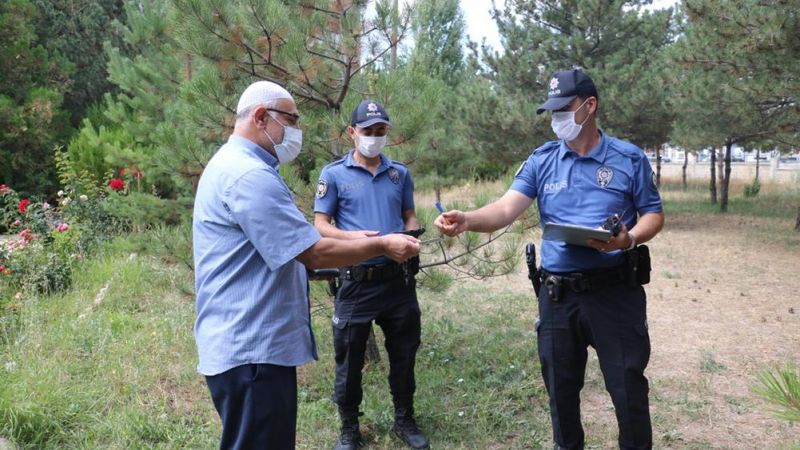 Sivas'ta camideki din görevlisi, bulduğu iki yarım altını polise teslim etti