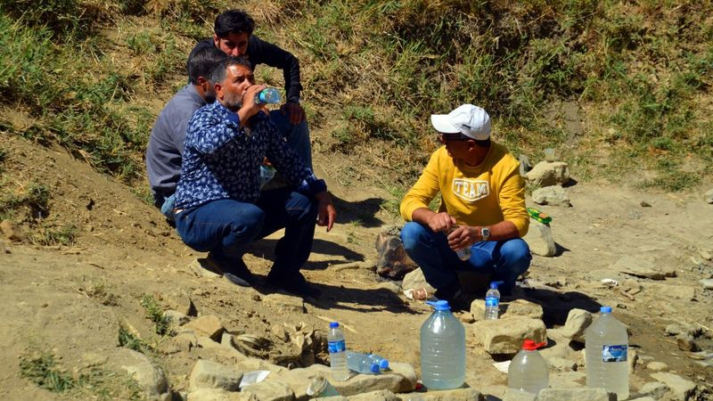Muş'ta halk, mikrop saçtığı tespit edilen suyun şifa verdiğine inanıyor