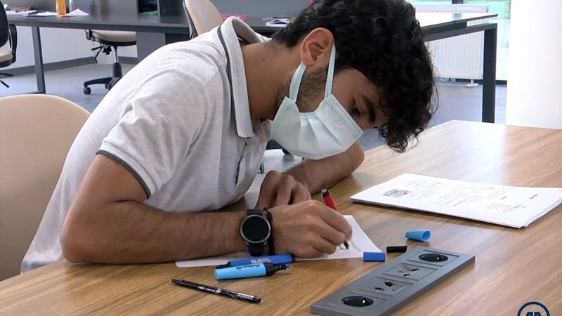 Elazığ'da inşaatında çalıştığı kütüphaneye doktor adayı olarak geliyor