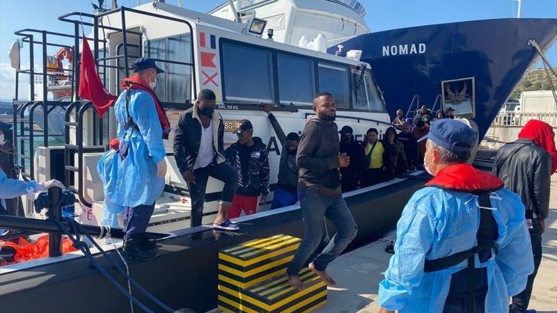 İzmir açıklarında 184 kaçak göçmen kurtarıldı