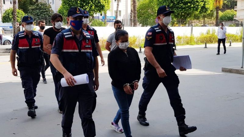 Antalya'da kızının düğünü için silah kaçakçılığı yapan kadın tutuklandı