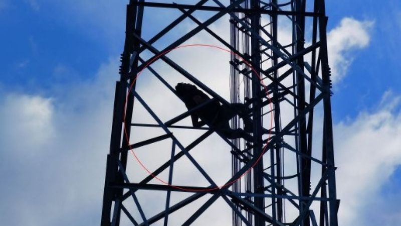 Bursa'da alkolün etkisiyle trafoya çıkan kişi, uyudu