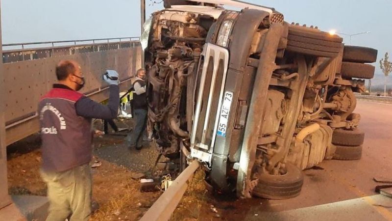 Çorum'da üst geçide çarparak sürüklenen tırın sürücüsü hayatını kaybetti