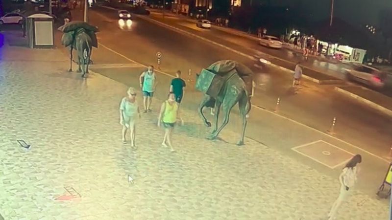 Antalya'da aşırı hızla seyir eden motosiklet sürücüsü, Alman turistlere çarptı