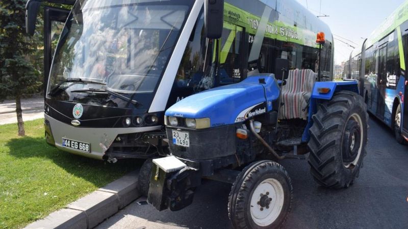 Malatya'da hatalı sollama kazaya neden oldu