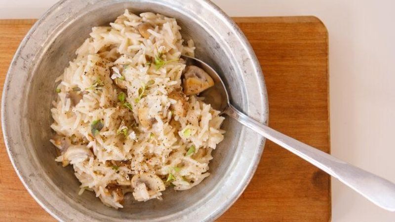 MasterChef menüsünden: Pilavın en güzel hali mantarlı kaşarlı pilav tarifi