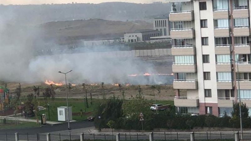 Ankara'da yıldırım düşen boş arazide yangın çıktı