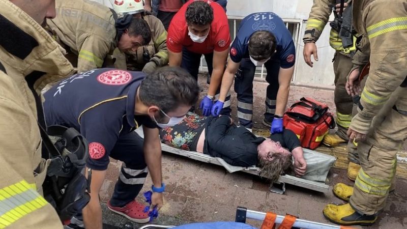 Fatih’te yangında mahsur kalan demans hastası kadını ekipler kurtardı