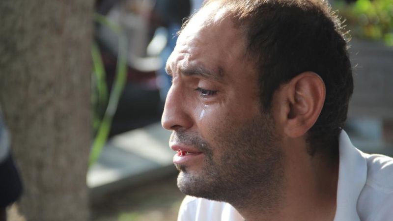 Antalya'da yerde yatan sarhoş adam, polis ekiplerine zorluk çıkardı