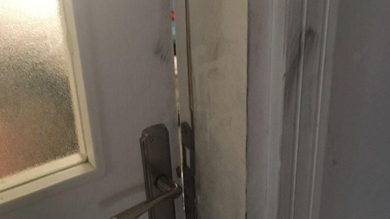 Küçükçekmece'de hırsızlar önce kapıyı çaldı, ardından içeri girip evi soydu