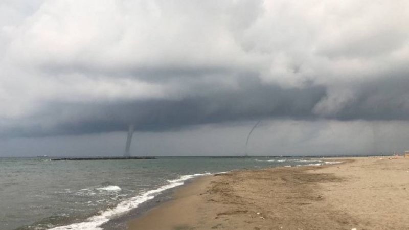 Karasu'da denizde 3 hortum oluştu