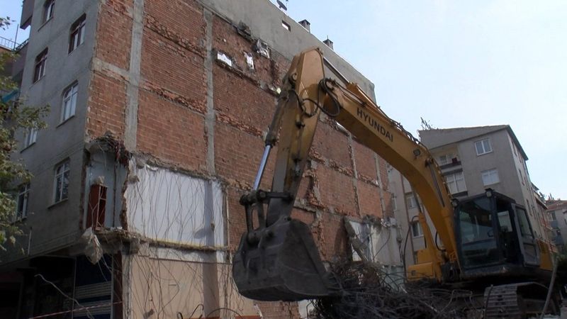 Bahçelievler'de yıkılan bina yan apartmanda hasara neden oldu