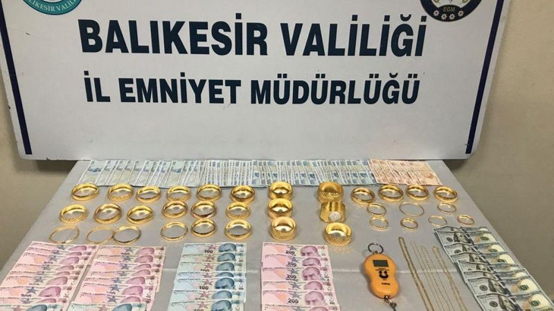 Balıkesir'de engelli rolü yapan şahıs ve 4 arkadaşı kuyumcuyu soydu