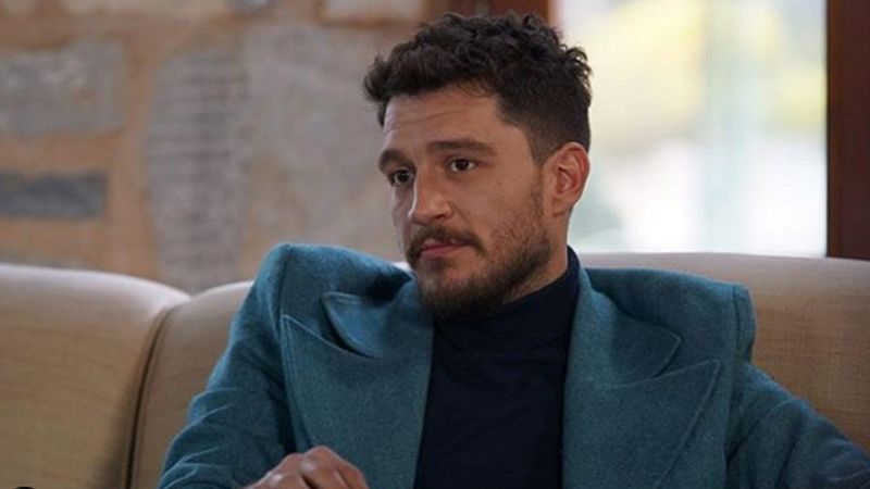 Uraz Kaygılaroğlu'nun sarı saçlarının sırrı ortaya çıktı! Üç Kuruş'un Roman asıllı Kartal'ı...