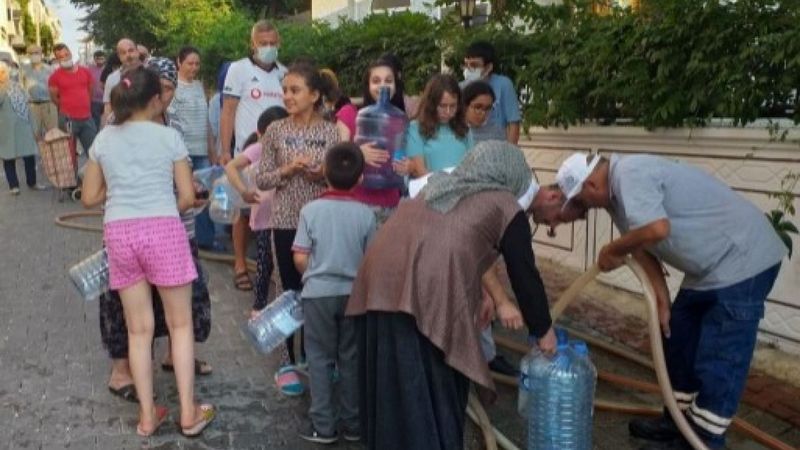 Tekirdağ Çorlu'da vatandaş su almak için sokağa döküldü