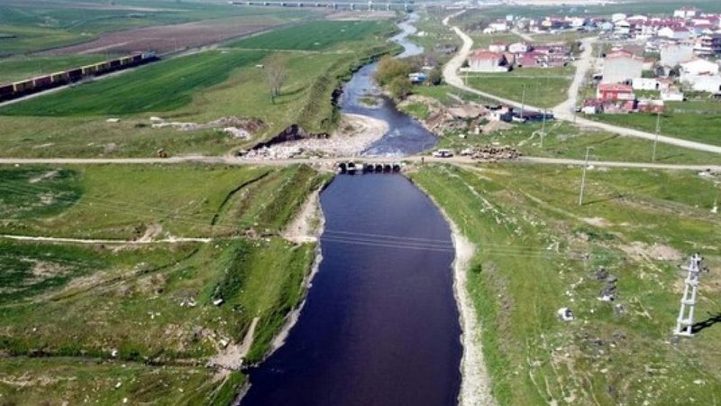 Çorlu Deresi, kesilen cezalara rağmen halen simsiyah akıyor