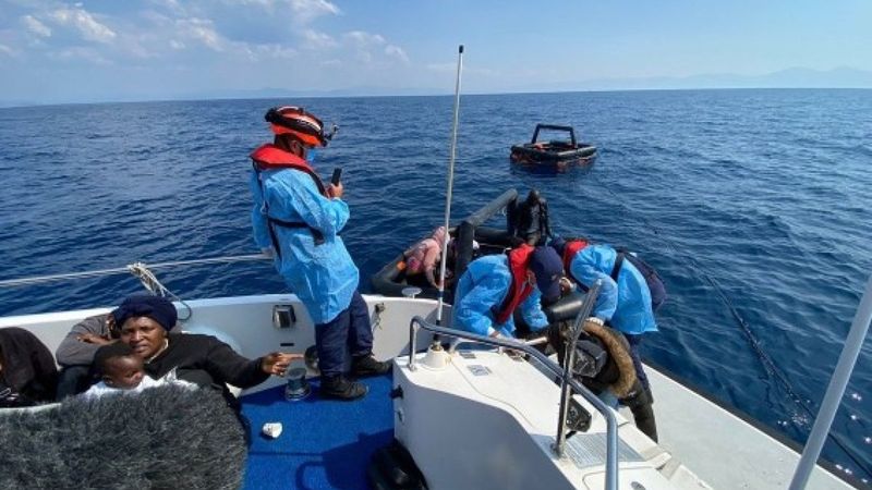 İzmir açıklarında 28 kaçak göçmen kurtarıldı