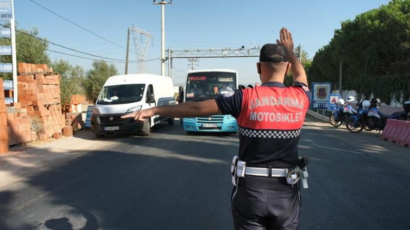 Manisa'da jandarma ekipleri dolmuşlara yönelik denetim gerçekleştirdi