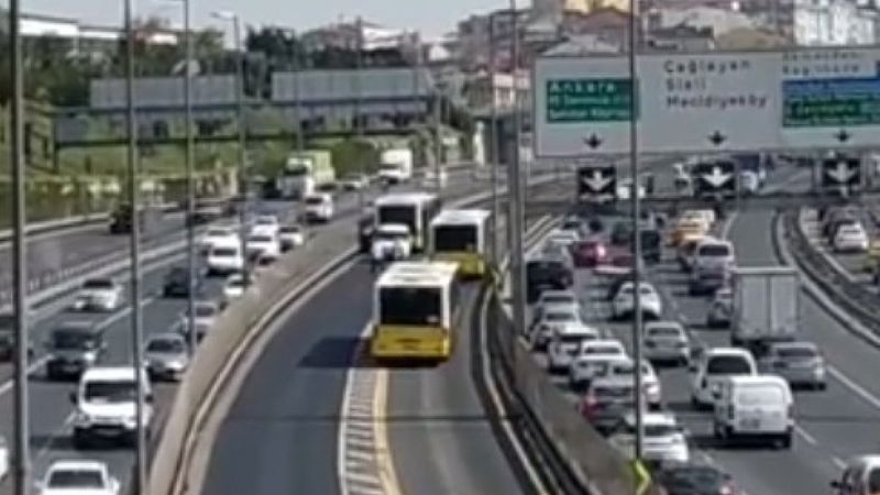 Halıcıoğlu’nda arızalanan metrobüs yolda kaldı