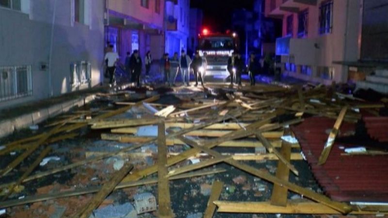 Sultangazi'de fırtına nedeniyle çatılar uçtu