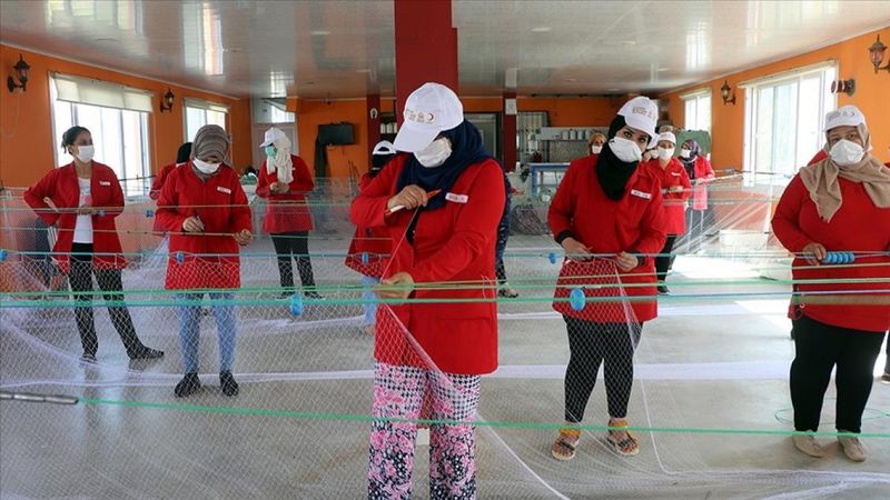 Hatay'da balık ağları, kadınların maharetli elleriyle örülüyor