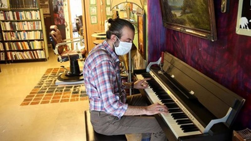 Tokat'taki berberde isteyen piyano çalıyor, isteyen kitap okuyor